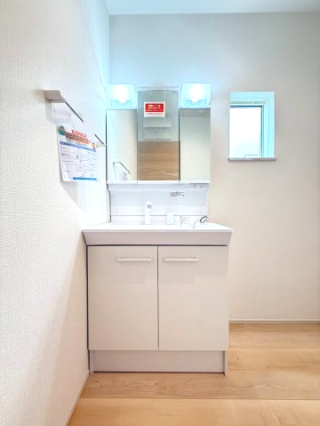 富士市天間 第１　新築戸建　全4棟　2号棟の独立洗面台|清潔感のある洗面台。鏡の裏も収納になっているため歯ブラシなど細かいものもスッキリ収納できます！