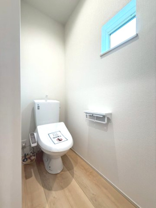 富士市天間 第１　新築戸建　全4棟　2号棟のトイレ|各階にトイレがあるため、朝の支度もスムーズにすすみます。