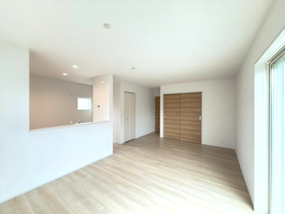 富士市天間 第１　新築戸建　全4棟　2号棟の居間・リビング|明るい光が差し込むリビングは自然と家族が集まる場所になりそうですね。