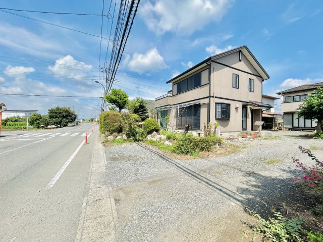 伊勢崎市堀下町の前面道路含む現地写真|閑静なで緑豊かな住宅地！
南向きで風通しの良い家♪
前面道路も広々！