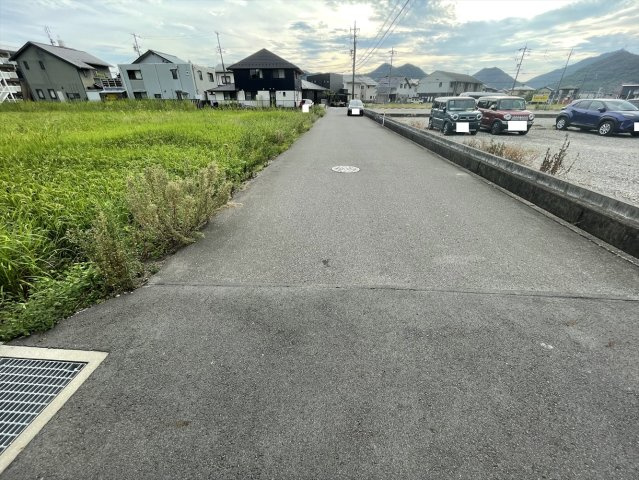６４０３８　岐阜市日野東４丁目土地の前面道路含む現地写真