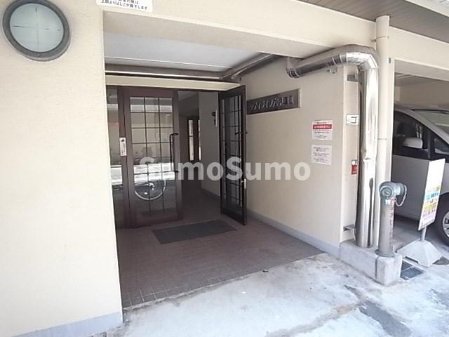 神戸市灘区桜口町２丁目の賃貸マンションのエントランス