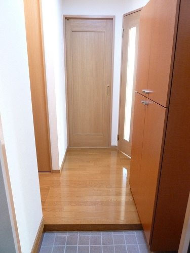 ニューライフ前原の玄関|玄関には大きいシューズボックスが広く使えますよ