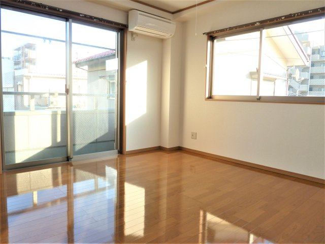 ニューライフ前原の寝室|２面採光で明るい洋室はいいですね