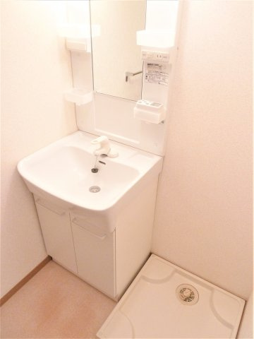 ニューライフ前原の独立洗面台|朝など便利なシャンプードレッサーです