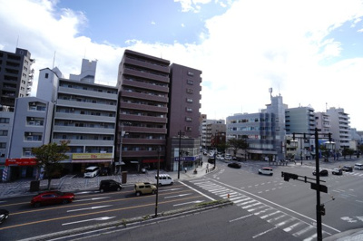 【展望】 | 【上質リフォーム】フローレンス段原センターコート | 【四季を感じる】
四季の移ろい・爽やかな青空や風を感じられ
自然を愉しめるパノラマビュー。
毎日の暮らしに余裕を感じさせてくれる、
遮る物の無い開放的な眺望を是非、ご堪能ください。