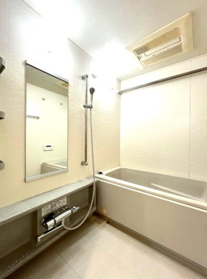 【浴室】 | ファーストタワー大津ＭＡＲＹ | 一日の疲れを癒すバスルームは、心地よいリラックスを叶える清潔感溢れる美しい空間です。