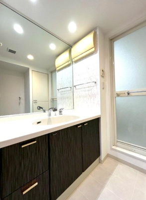 【独立洗面台】 | ファーストタワー大津ＭＡＲＹ | 清潔感ある洗面台は、身だしなみチェックや肌のお手入れに最適です。