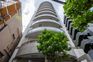 【外観】 | 鉄筋コンクリート造のがっちりとした建物。