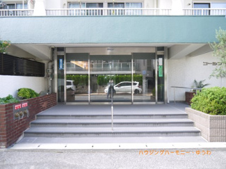 【エントランス】 | タイル敷きの開放感あるエントランスは、バリアフリー仕様です。