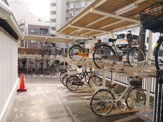 【その他共用部分】 | 敷地内に、便利な屋根付き駐輪場があります。