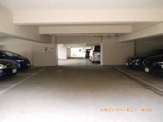 【その他共用部分】 | 敷地内には、広々した駐車場を完備。