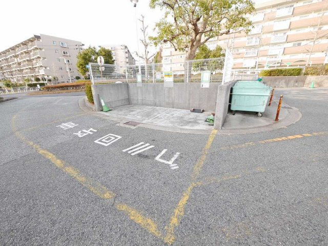 鈴蘭泉台第二住宅5号棟の駐車場