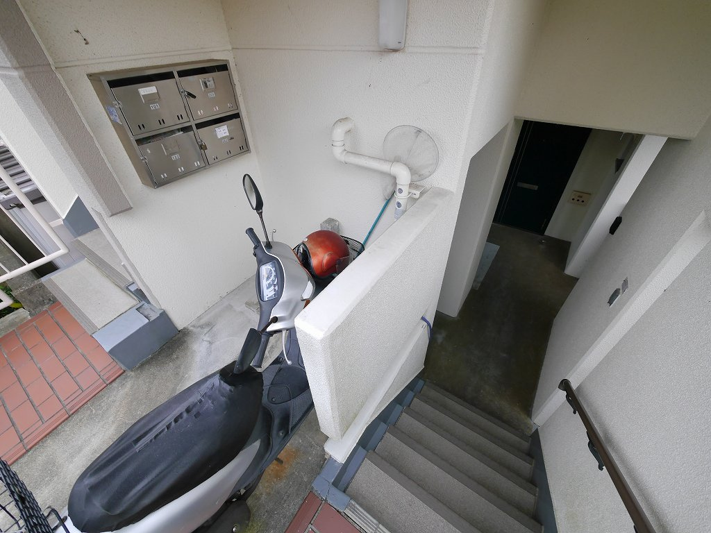 鈴蘭泉台第二住宅5号棟のエントランス