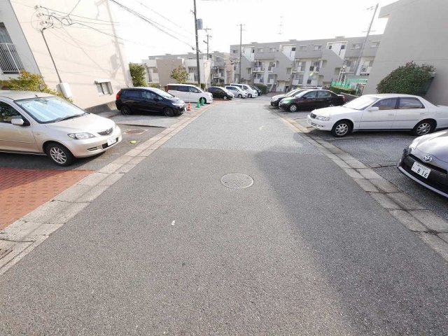 鈴蘭泉台第二住宅5号棟の駐車場