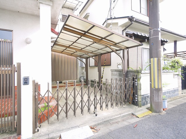 今国府町貸家の駐車場