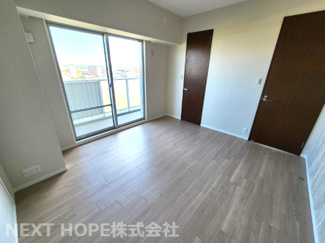 【洋室】 | レスタージュ伊丹サーフアライブ | 洋室8帖です♪バルコニーに面した明るく開放的な室内です！こちらの居室にはウォ－クインクローゼットが設けられております！