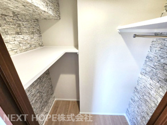 【収納】 | レスタージュ伊丹サーフアライブ | 洋室8帖のウォ－クインクローゼットです♪たくさんのお洋服・小物がスッキリ収納できます！！