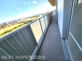 【バルコニー】 | レスタージュ伊丹サーフアライブ | L字型のバルコニーです♪こちらは東側のバルコニーです！たくさんのお洗濯物が一度で干せます！