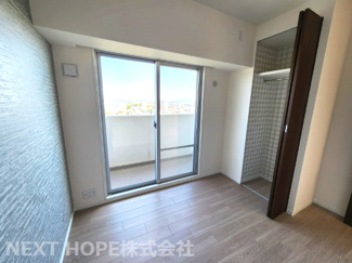 【洋室】 | レスタージュ伊丹サーフアライブ | 洋室５帖です♪バルコニーに面した明るく開放的な室内です！アクセントクロスもお洒落な居室です！！