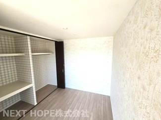 【洋室】 | レスタージュ伊丹サーフアライブ | 洋室4.5帖です♪大きなクローゼットが設けられております！