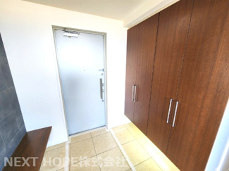 【玄関】 | レスタージュ伊丹サーフアライブ | 玄関には大きなシューズBOXが設けられております♪