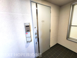 【玄関】 | レスタージュ伊丹サーフアライブ | 重圧感のある玄関ドアです♪二重ロックです！