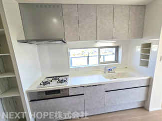 【キッチン】 | レスタージュ伊丹サーフアライブ | 新品のシステムキッチンです♪食器洗い乾燥機付きで食後の後片付けはお任せですね(^^)キッチン前には窓も有り明るく快適です！