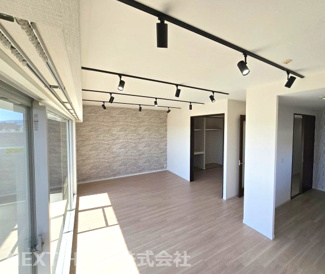 【居間・リビング】 | レスタージュ伊丹サーフアライブ | 南・東バルコニーに広く面したリビングです♪たいへん明るく開放的な室内です！ぜひ現地でご確認ください！アクセントクロスもお洒落に施されております！