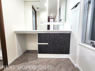 【独立洗面台】 | レスタージュ伊丹サーフアライブ | 新品の洗面化粧台です♪シャワー水栓で使い勝手も良いです！洗面台横にはメイクスペースが有り、こちらでお化粧もできます！