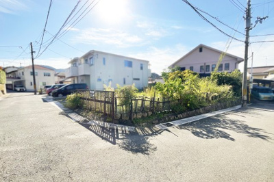 【前面道路含む現地写真】 | 宇治市木幡南端　土地 | 北側幅員4.3ｍ、西側幅員6.0ｍで車の運転が苦手な方でも安心して駐車をして頂けます。