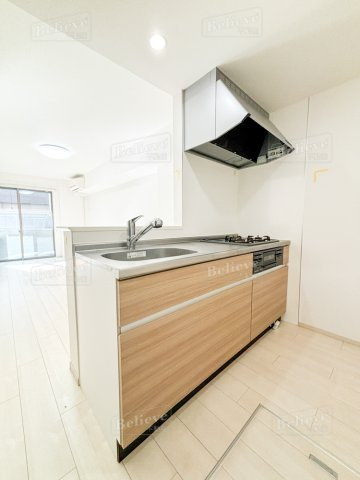 エルグランドパティオ壱番館のキッチン|3口コンロ・グリル付きの使いやすいシステムキッチンです♪