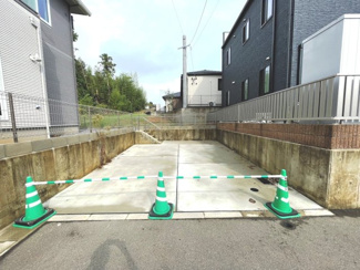 【駐車場】 | 値下げ一条工務店施工　築浅、未使用　住宅 | 並列２台停められます