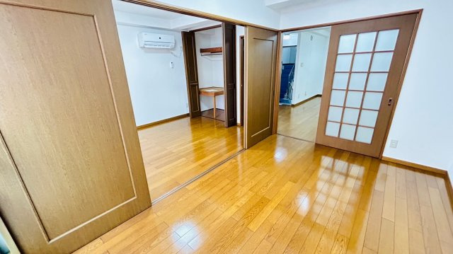 桜町新ビルの洋室
