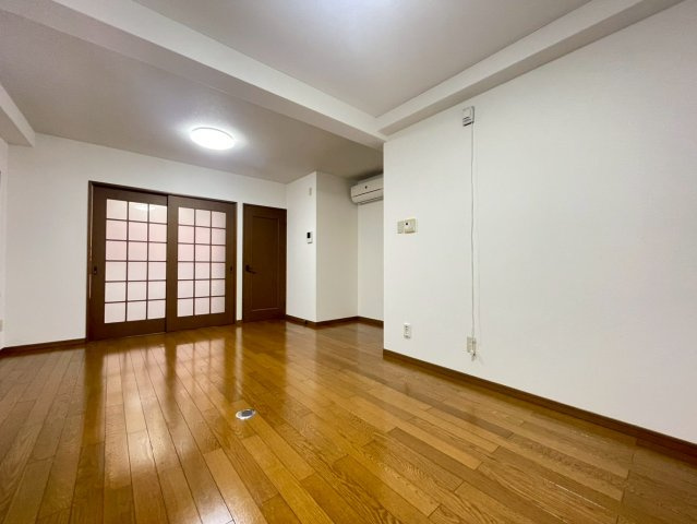 桜町新ビルの洋室