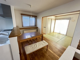 【居間・リビング】 | 茂原市東郷　中古戸建 | 外壁塗装歴あり（2022年4月）水被害等なし（2024年10月現）
車種により多数台駐車可能