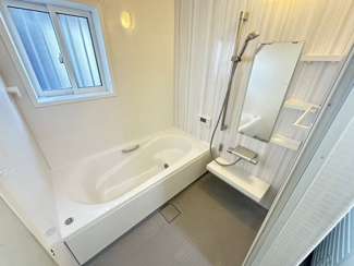 【浴室】 | 茂原市東郷　中古戸建 | 外壁塗装歴あり（2022年4月）水被害等なし（2024年10月現）
車種により多数台駐車可能