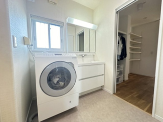 【独立洗面台】 | 茂原市東郷　中古戸建 | 外壁塗装歴あり（2022年4月）水被害等なし（2024年10月現）
車種により多数台駐車可能