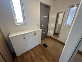 【玄関】 | 茂原市東郷　中古戸建 | 外壁塗装歴あり（2022年4月）水被害等なし（2024年10月現）
車種により多数台駐車可能