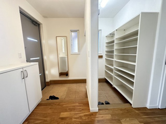 【玄関】 | 茂原市東郷　中古戸建 | 外壁塗装歴あり（2022年4月）水被害等なし（2024年10月現）
車種により多数台駐車可能