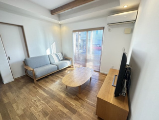 【居間・リビング】 | 茂原市東郷　中古戸建 | 外壁塗装歴あり（2022年4月）水被害等なし（2024年10月現）
車種により多数台駐車可能