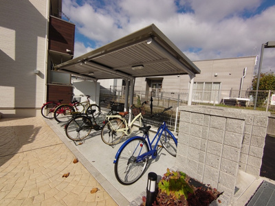 【駐車場】 | クレスト | 敷地内にある屋根付きの駐輪場です。