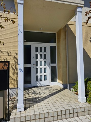 リフォームされたミサワホームのお家のエントランス|屋根があるのであめのひも出入りしやすいですね