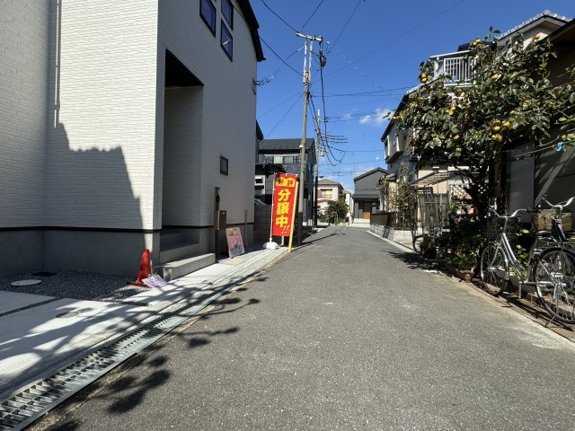 三郷市上口１丁目新築戸建【彦成小学校：10分】の前面道路含む現地写真|北東側前面道路