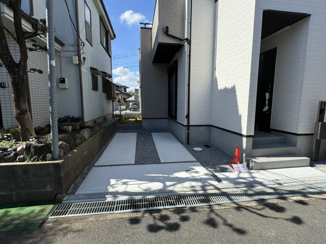 三郷市上口１丁目新築戸建【彦成小学校：10分】の駐車場|駐車スペース完備