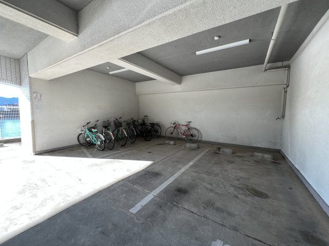 コーポ・リバーサイドの駐車場