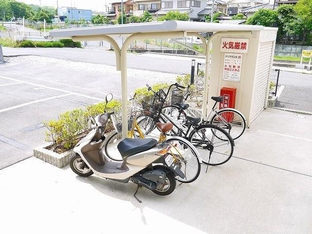 レオパレス伏見Ⅰのその他共用部分|屋根付き駐輪場完備です