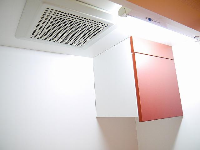 レオパレス伏見Ⅰのキッチン|上部に収納スペースがあります