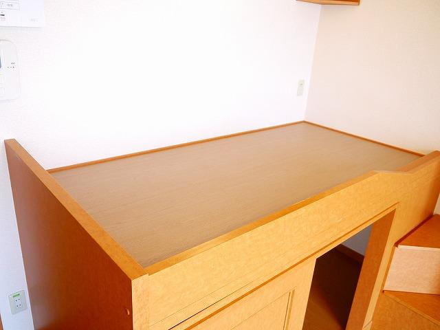 レオパレス伏見Ⅰの寝室|落ち着いた色調の寝室です