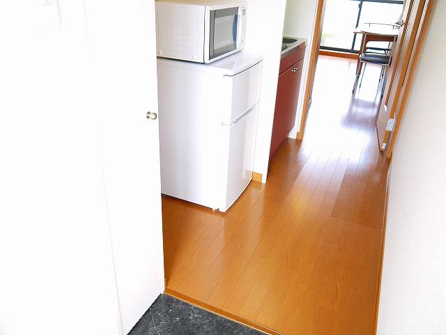 レオパレス伏見Ⅰの内装|きれいな玄関です